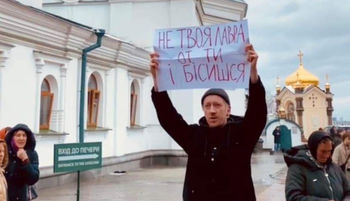 То ви з'їхали чи ні? Мережі відреагували мемами на скандал з УПЦ МП в Лаврі