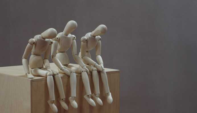 Втома не минає, тіло болить: лікар розповіла про загадкову хворобу