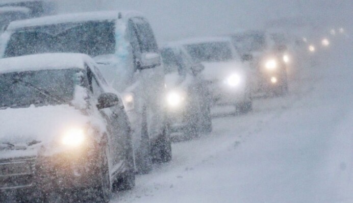 У Росії тисячі машин застрягли на трасі через буран: відео