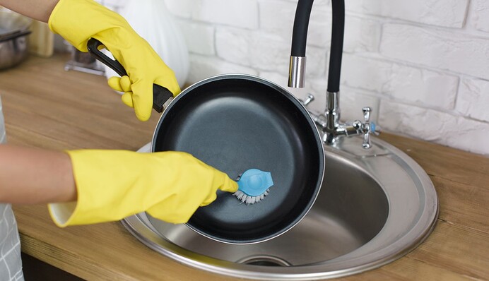 Допоможе очистити сковорідку від нагару: корисний лайфхак із рисом