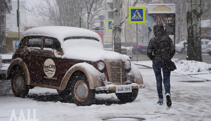 На Донбас обрушився сильний снігопад: де люди сидять без електрики
