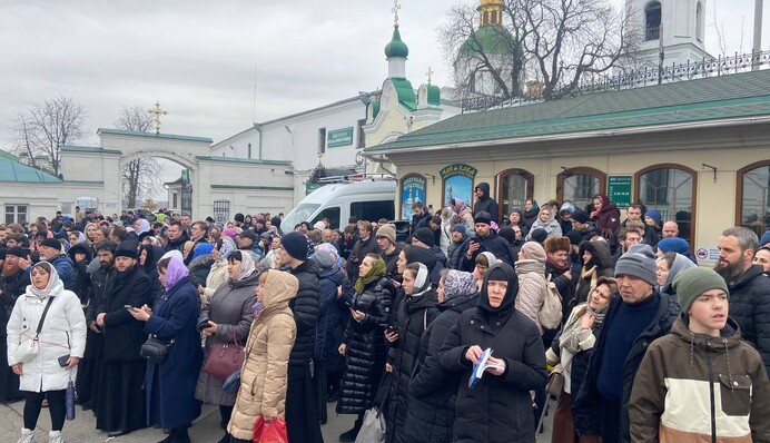Багато вірян та поліції: свіжі кадри з Києво-Печерської лаври