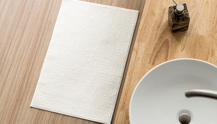 Будет как новый: полезный лайфхак по чистке коврика в ванной от грибка