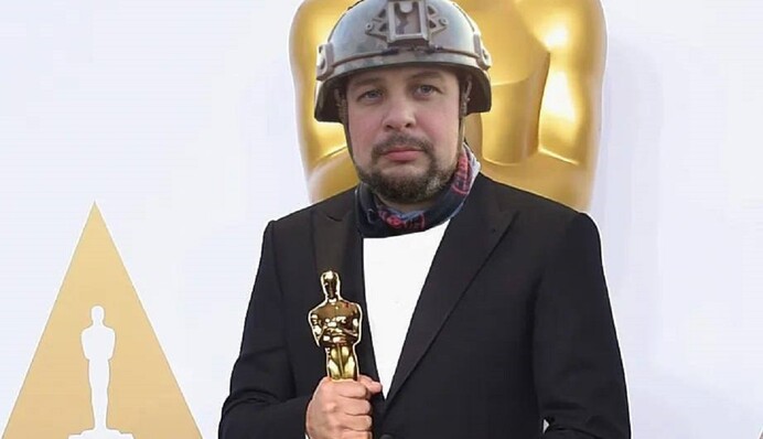 Получил статуэтку 