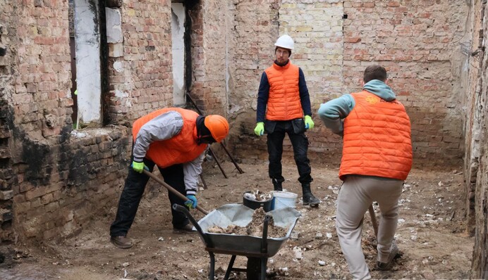 Как волонтеры расчищают завалы в Ирпене: фоторепортаж