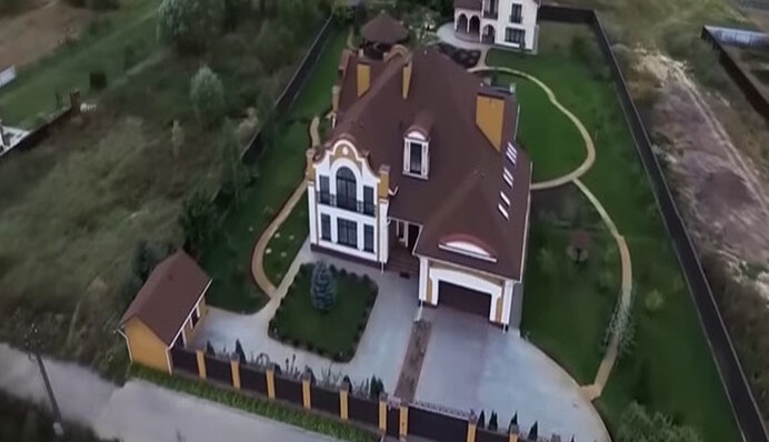 "Небольшая хата" на 580 квадратов: как выглядит дом "Паши Мерседеса"