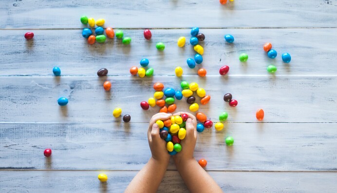 Як привчити дитину їсти менше солодощів: 5 простих порад