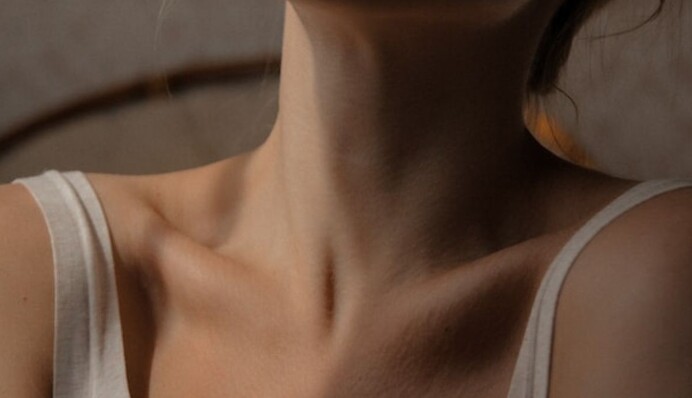 Врач объяснила, почему у женщин растут волосы на лице, животе и других 