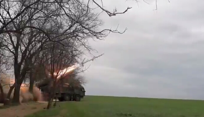 Он просто утонул: появились кадры удара ракет 