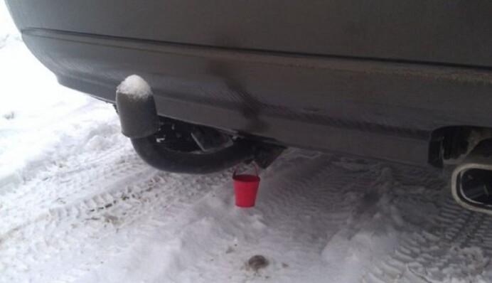 Водії – народ забобонний: навіщо ззаду на авто вішають маленьке відерце