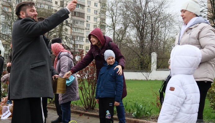 В одному з наважливіших храмів ПЦУ у Києві освятили великодні кошики: фото
