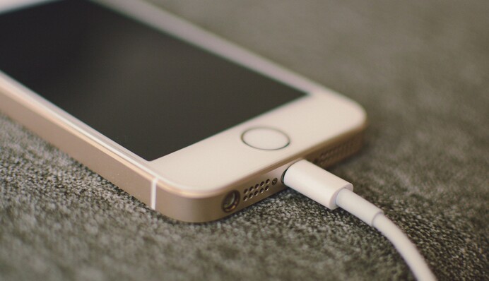 Займет пару минут: лайфхак по очистке гнезда зарядки смартфона