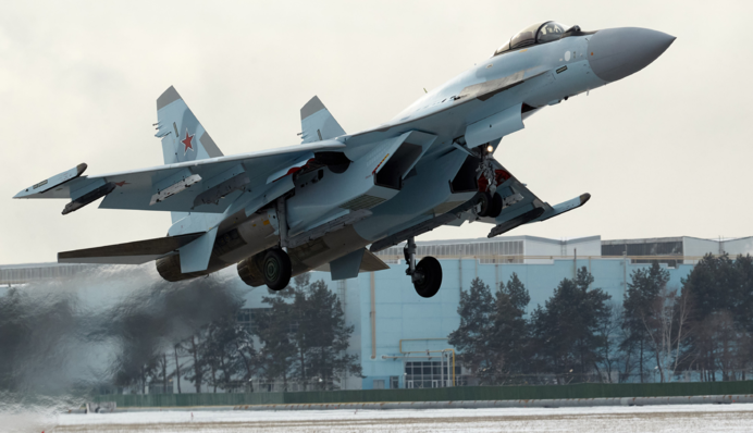 Росія передала Ірану перші винищувачі Су-35: відео