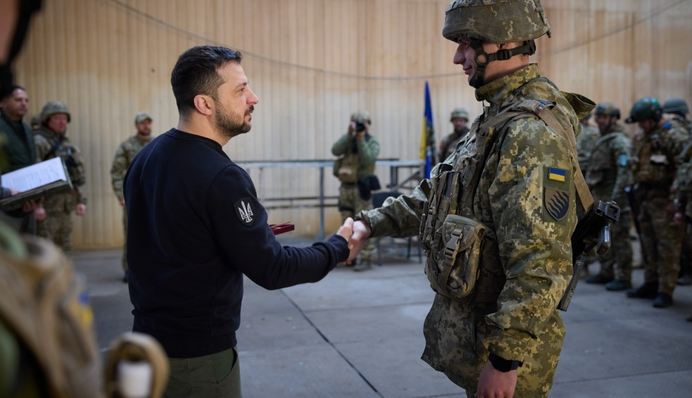 Зеленский приехал на передовую и вручил бойцам награды: фото и видео из Авдеевки