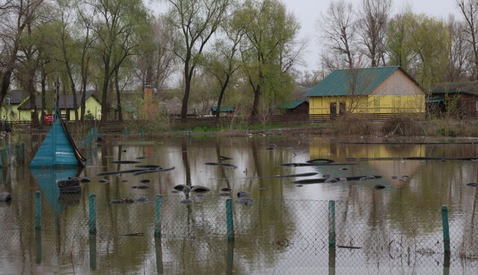 Залиті водою альтанки, парковки і бари. Фоторепортаж з затопленого парку 