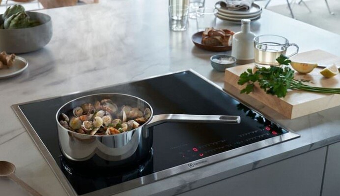 Кухонні хитрощі: шість способів очистити плиту від жиру