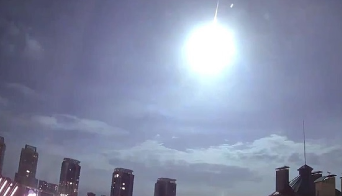 На Землю впав супутник NASA? Нові дані про яскравий спалах у Києві