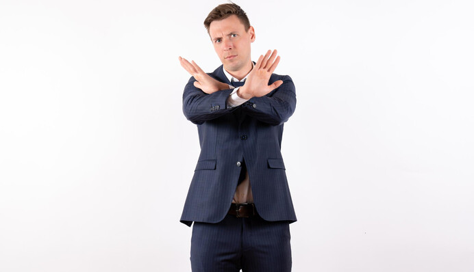 Багато хто про нього вже забув: важливий жест водіїв на дорозі, який варто пам'ятати