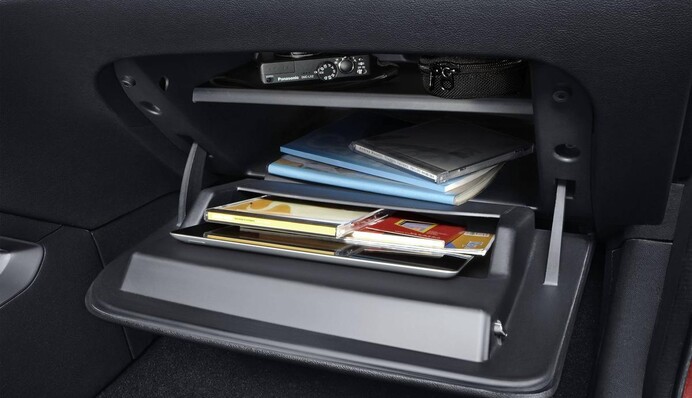 Без них нельзя за руль: ТОП – 5 предметов, которые нужно бросить в бардачок