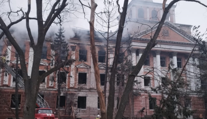 Окупанти вдарили ракетами по багатоповерхівці в Миколаєві: є загиблий і десятки поранених. Фото і відео