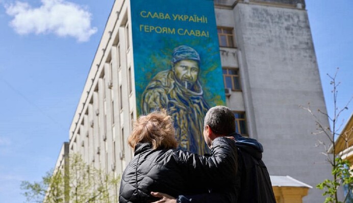 У Києві з'явився мурал із зображенням бійця, розстріляного росіянами: фото