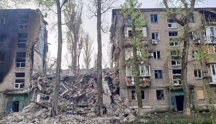 Від удару складалися поверхи багатоповерхівки: окупанти обстріляли Авдіївку