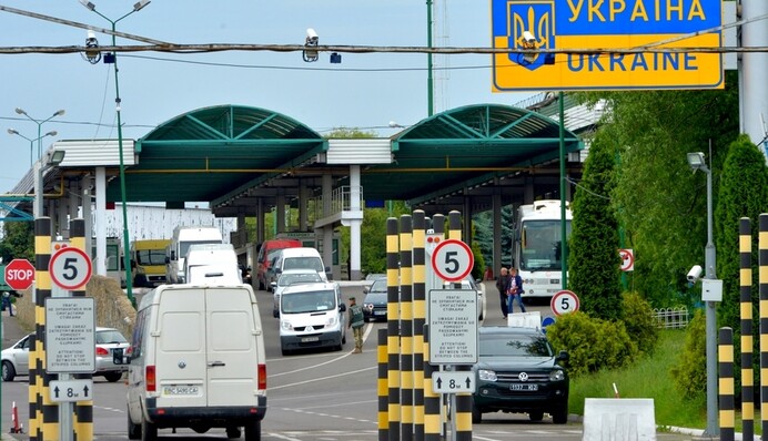 Ще одна категорія чоловіків може виїжджати з України: роз'яснення юриста