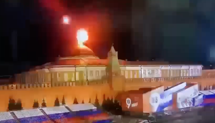 ПВО не сработала: появилось видео удара БПЛА по куполу Кремля с флагом РФ