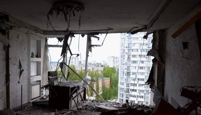 Остался только стол посреди комнаты: появилось видео из квартиры, разрушенной обломками дрона в Киеве
