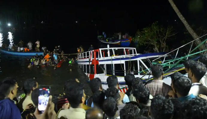 В Индии перевернулась лодка с отдыхающими, десятки человек погибли. Фото