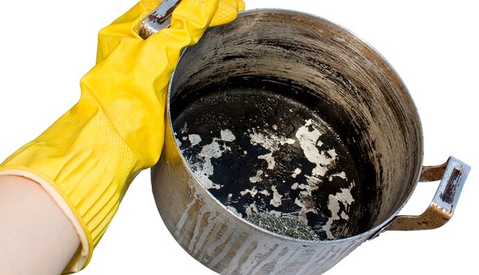 Буде, як нова: простий спосіб відбілити пожовклу емаль на каструлі