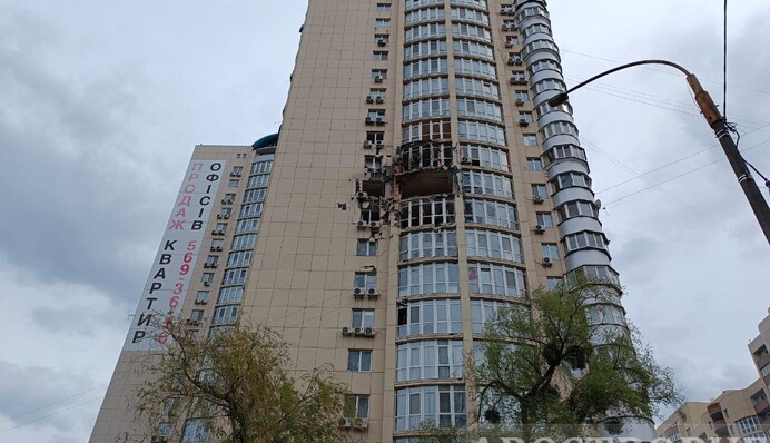 Двометрова вирва, розбиті машини та будинки: як виглядає Київ після атаки дронами 8 травня, фото