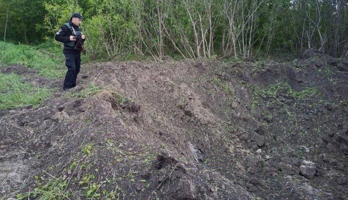 На Київщині виявили уламки збитої російської ракети, пошкоджено будинок: фото з місця падіння