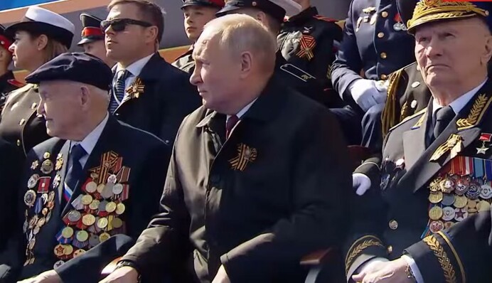 В Москве прошел парад "победобесия": Красную площадь охраняли силовики с антидроновыми ружьями. Фото