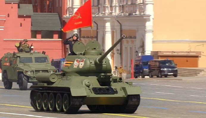 Мертвые оккупанты шагали бы часами: Данилов высмеял кратчайший в истории РФ военный парад