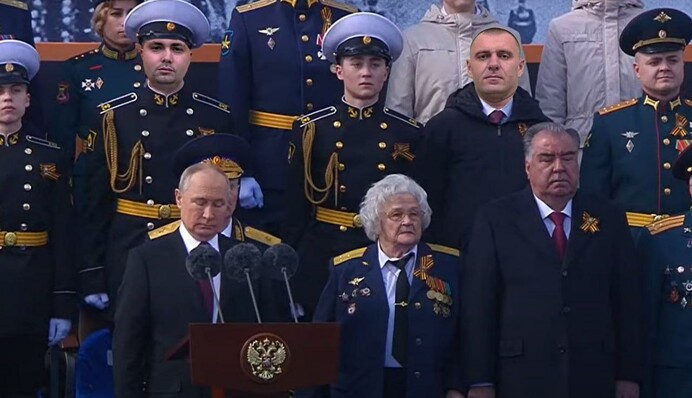 Путін вже наклав у чемодан: яскраві меми і фотожаби на військовий парад у Москві