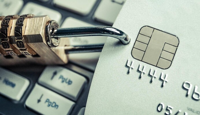 В Україні повернули масове блокування банківських рахунків: що треба знати