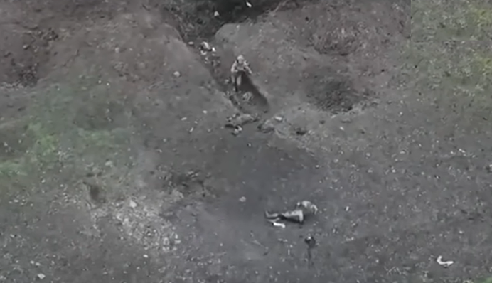 Возле Бахмута дрон взял в плен последнего живого оккупанта из группы пехотинцев.Эксклюзивное видео