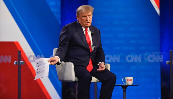 Трамп не зміг побажати Україні перемоги і назвати Путіна військовим злочинцем