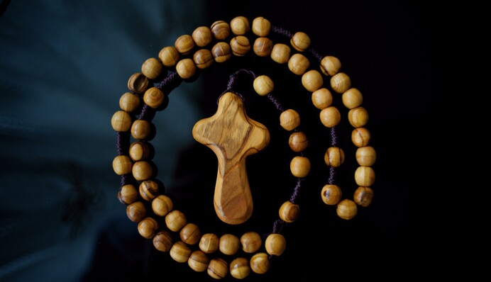 Навіщо водії вішають чотки в машині: значення та різновиди