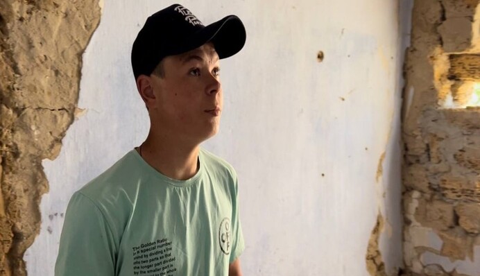 Будинок більше схожий на купу каміння: в мережі показали, в яких умовах живе 14-річний герой кліпа Imagine Dragons. Фото