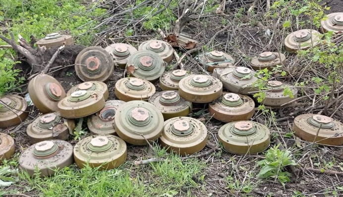 Окупанти відкрили ленд-ліз для ЗСУ: українські військові показали ворожий арсенал, залишений під Бахмутом. Фото