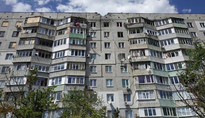 Окупанти вдарили по багатоповерхівці на Херсонщині: є жертви