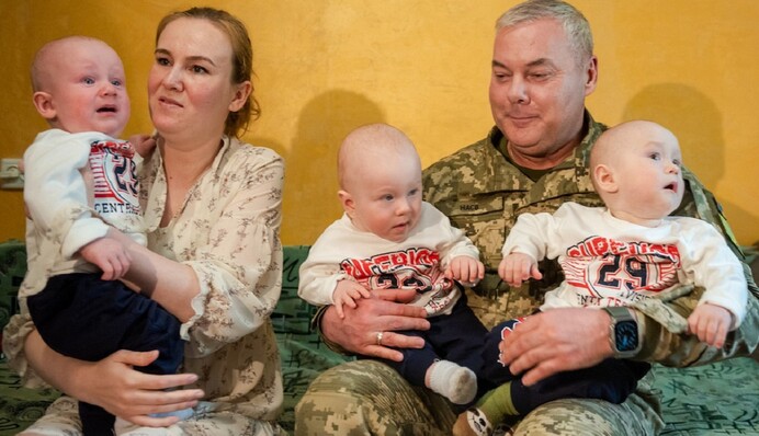 Наєв привітав офіцера ЗСУ з Днем матері: у жінки троє дітей