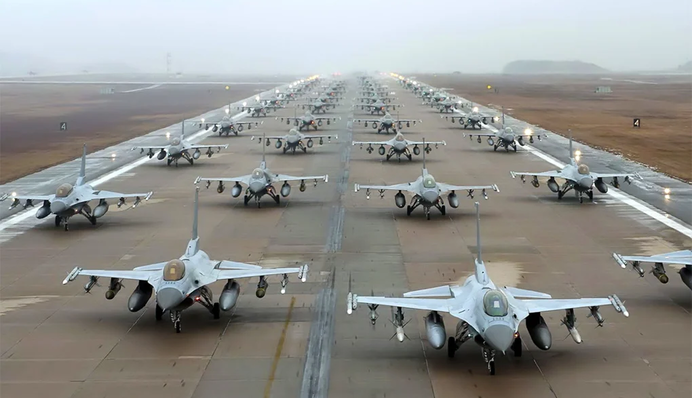 Британия начнет обучение украинских пилотов на F-16: озвучены термины