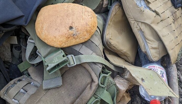 Жизнь спасла буханка хлеба: в сети показали кучи одежды раненых воинов из-под Бахмута. Фото