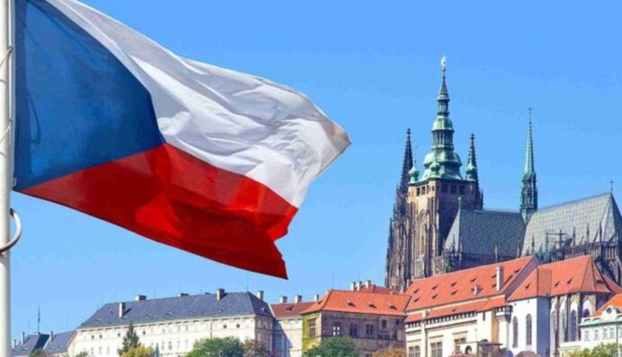 Чехія скоротить соцвиплати біженцям з України: озвучено причину