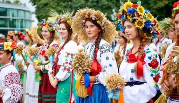 В Киеве люди в вышиванках заполонили улицы. Фоторепортаж