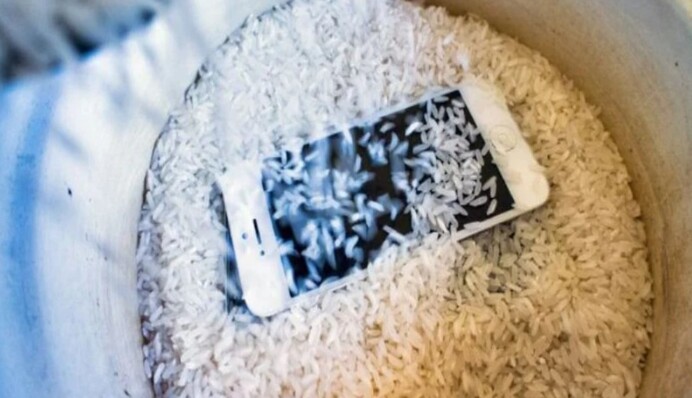 Рис - ворог чи друг? Професійні поради порятунку смартфона, який впав у воду