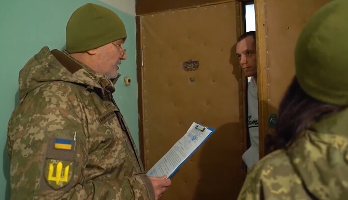 Раздача повесток продолжается: кого летом не призовут в ВСУ